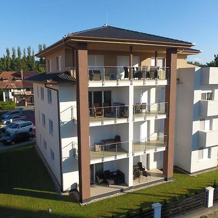 Laguna Beach Apartmanok Siofok Exterior photo